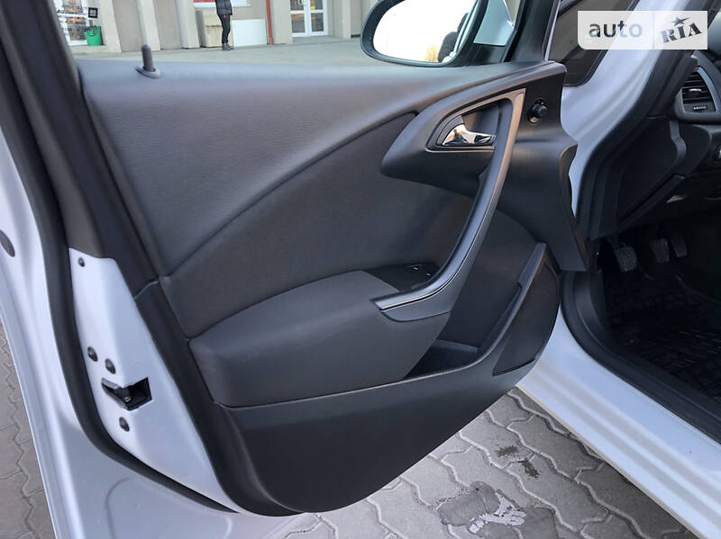 Універсал Opel Astra 2015 в Дрогобичі