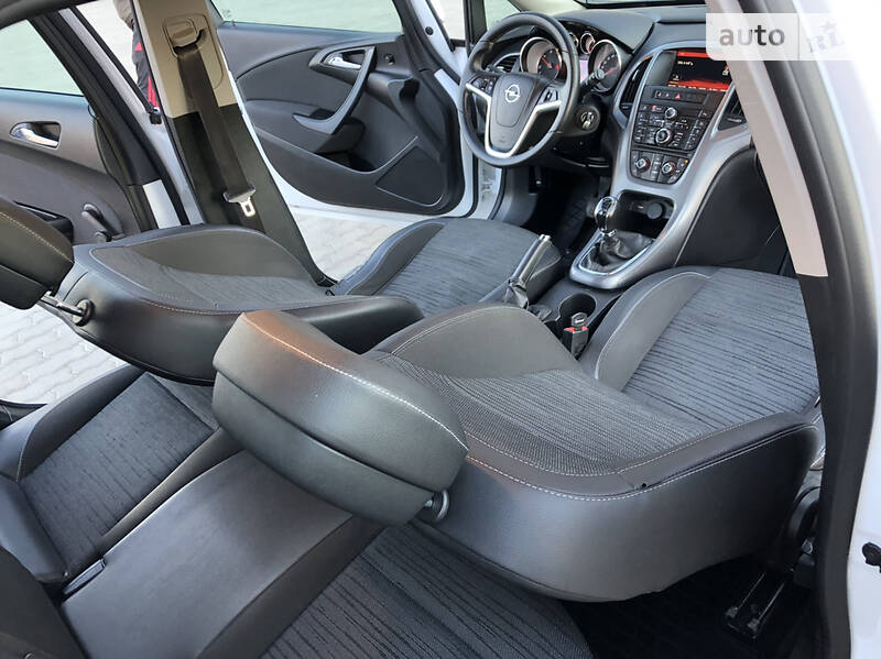 Універсал Opel Astra 2015 в Дрогобичі