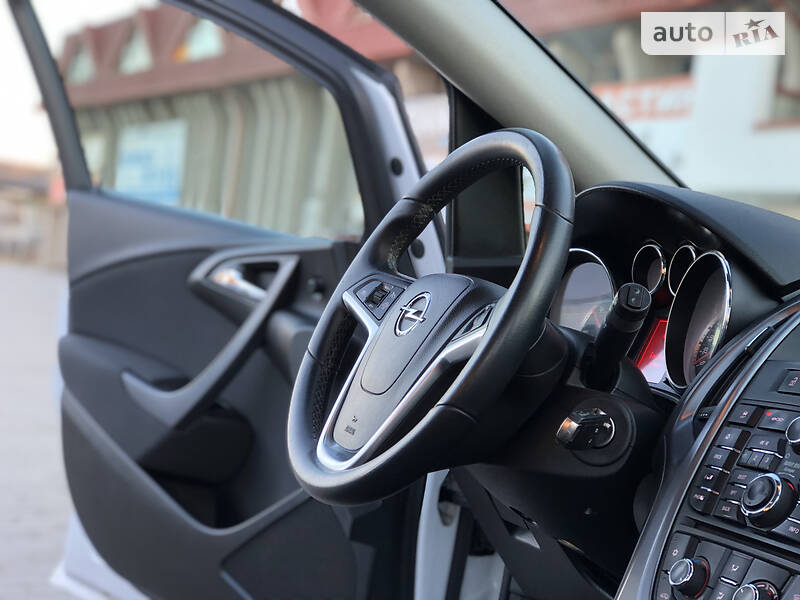 Універсал Opel Astra 2015 в Дрогобичі