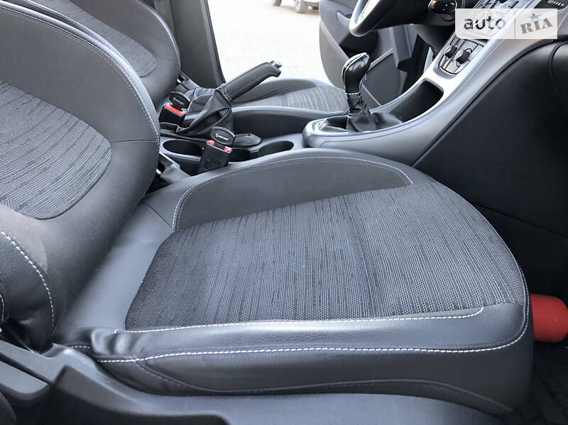 Універсал Opel Astra 2015 в Дрогобичі