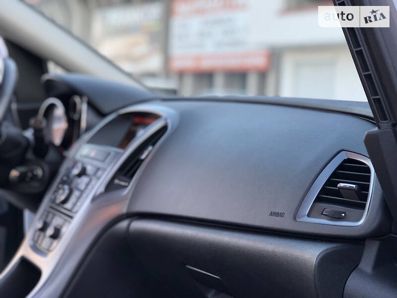 Універсал Opel Astra 2015 в Дрогобичі