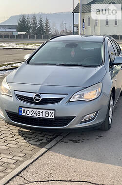 Универсал Opel Astra 2011 в Хусте