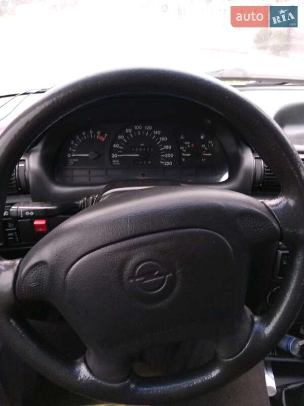 Хэтчбек Opel Astra 1996 в Кицмани