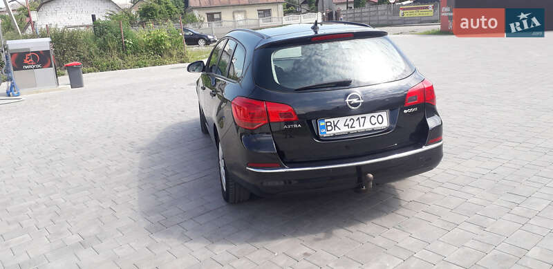 Универсал Opel Astra 2013 в Остроге