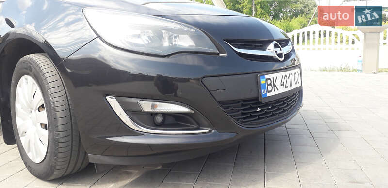 Универсал Opel Astra 2013 в Остроге