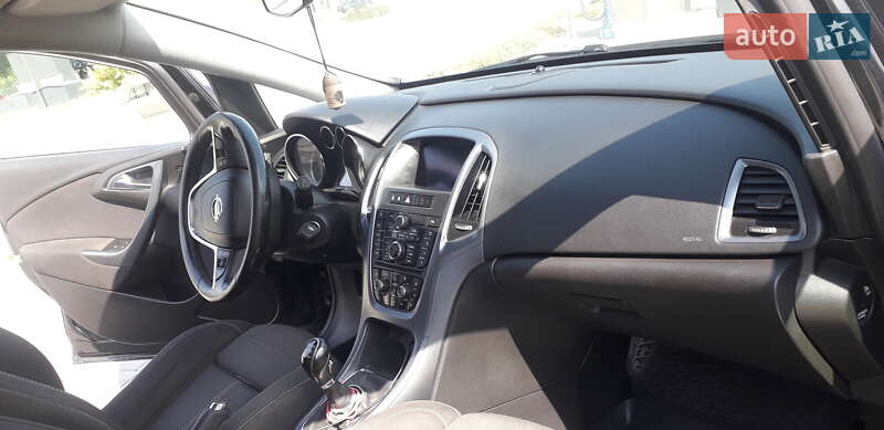 Универсал Opel Astra 2013 в Остроге