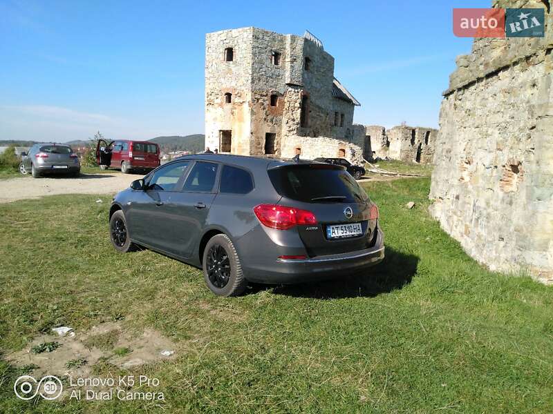 Універсал Opel Astra 2015 в Івано-Франківську