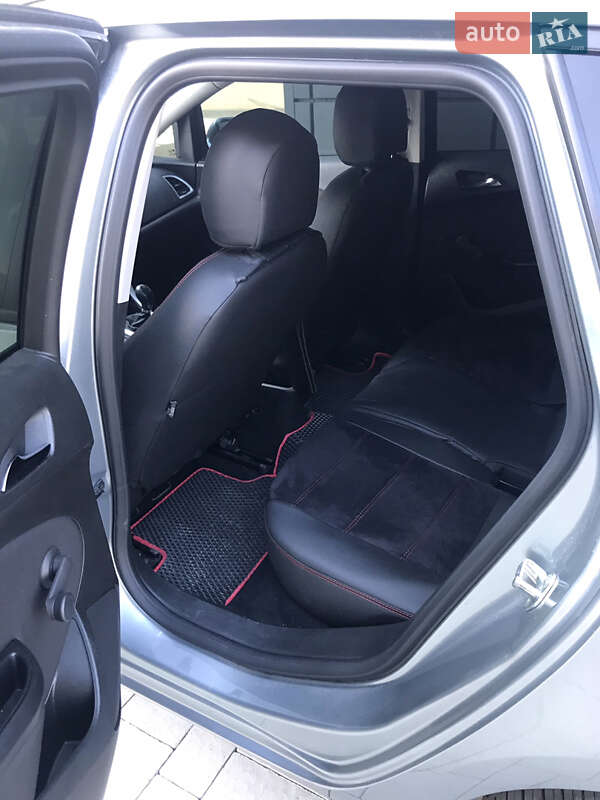 Универсал Opel Astra 2013 в Тячеве