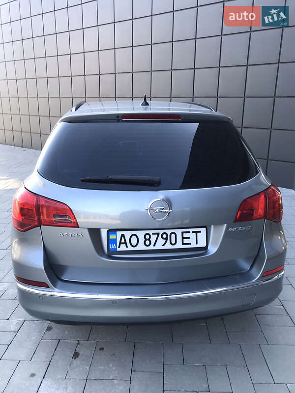 Универсал Opel Astra 2013 в Тячеве