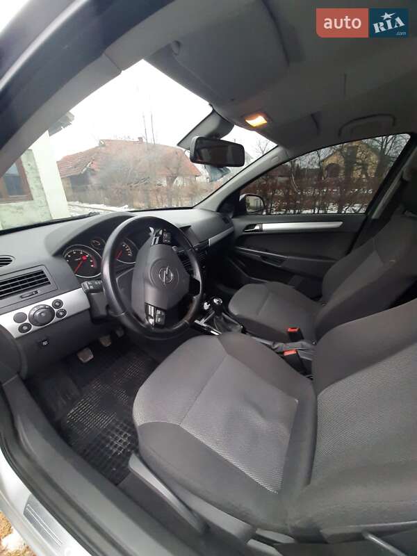 Универсал Opel Astra 2010 в Дрогобыче