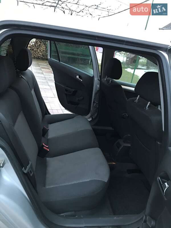 Универсал Opel Astra 2010 в Дрогобыче