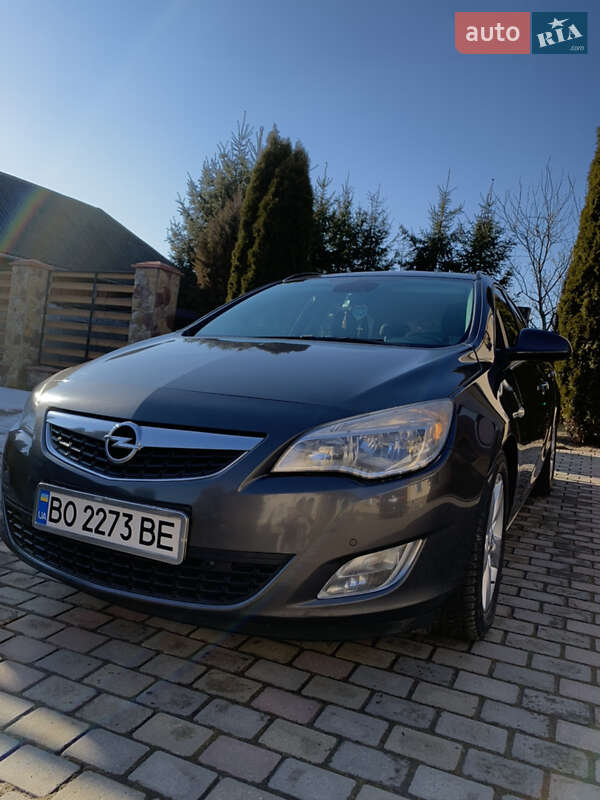 Универсал Opel Astra 2011 в Монастыриске