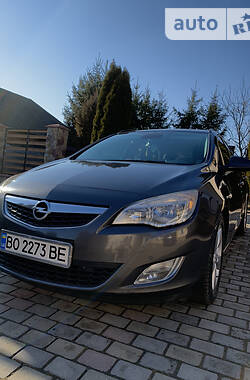 Универсал Opel Astra 2011 в Монастыриске