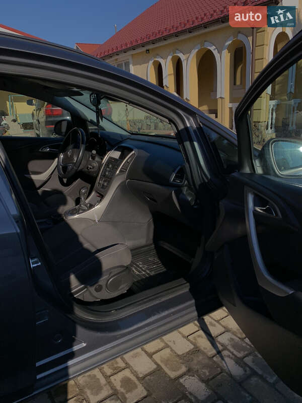 Универсал Opel Astra 2011 в Монастыриске