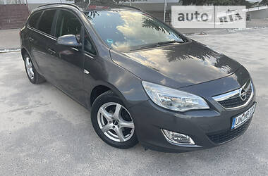 Універсал Opel Astra 2010 в Тернополі