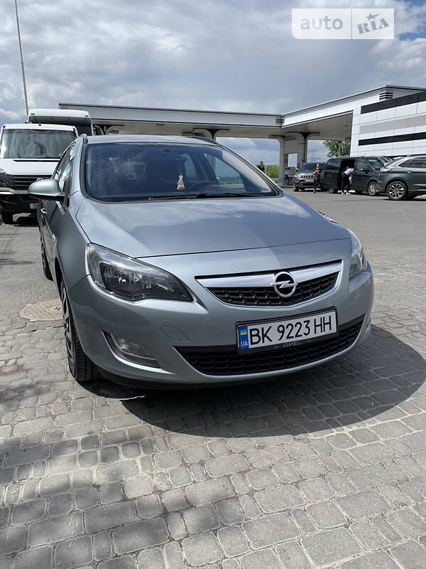 Універсал Opel Astra 2011 в Рівному