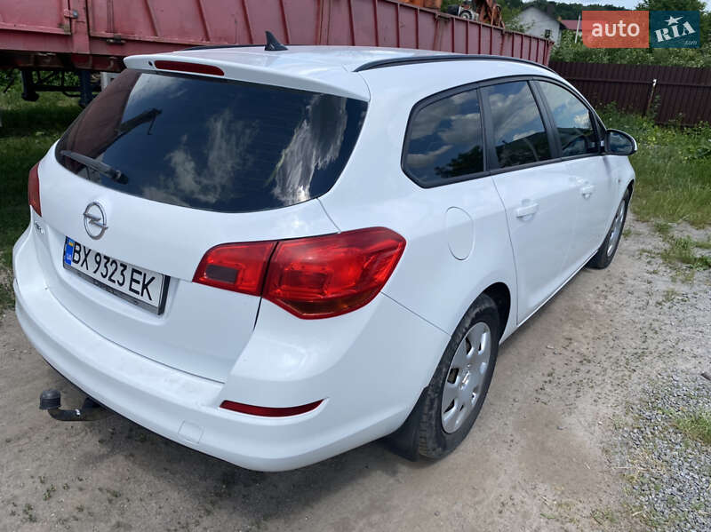 Универсал Opel Astra 2012 в Беляевке