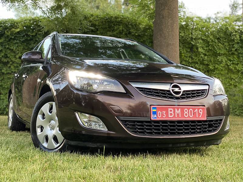 Универсал Opel Astra 2012 в 