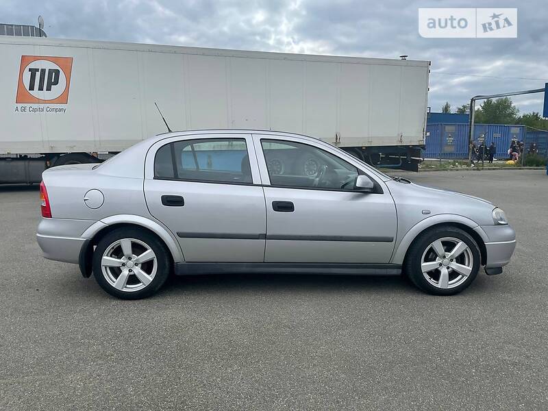 Седан Opel Astra 2001 в Киеве