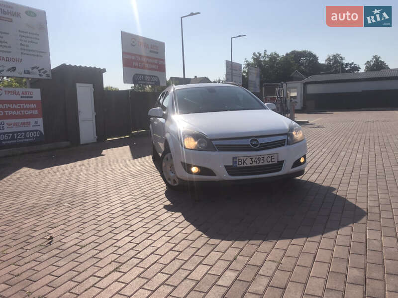Универсал Opel Astra 2010 в Рокитном