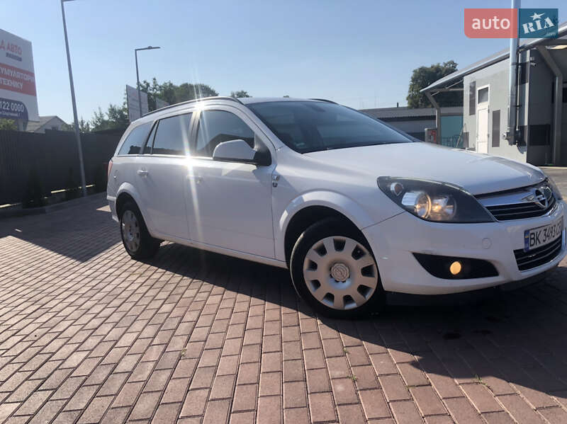Универсал Opel Astra 2010 в Рокитном