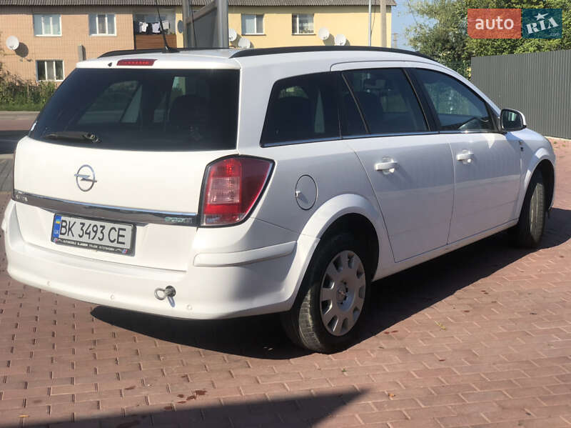 Универсал Opel Astra 2010 в Рокитном