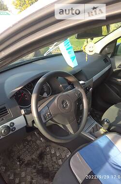 Хэтчбек Opel Astra 2004 в 
