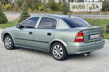 Седан Opel Astra 2006 в 