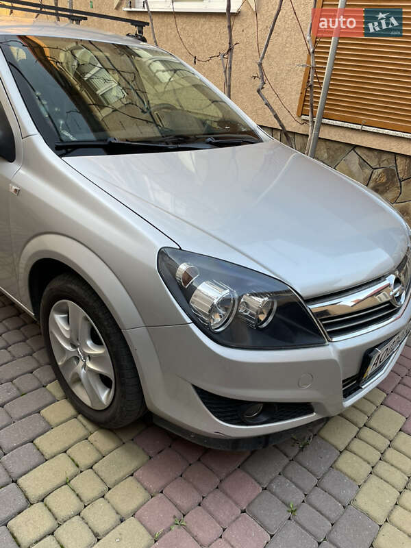 Седан Opel Astra 2011 в Іршаві