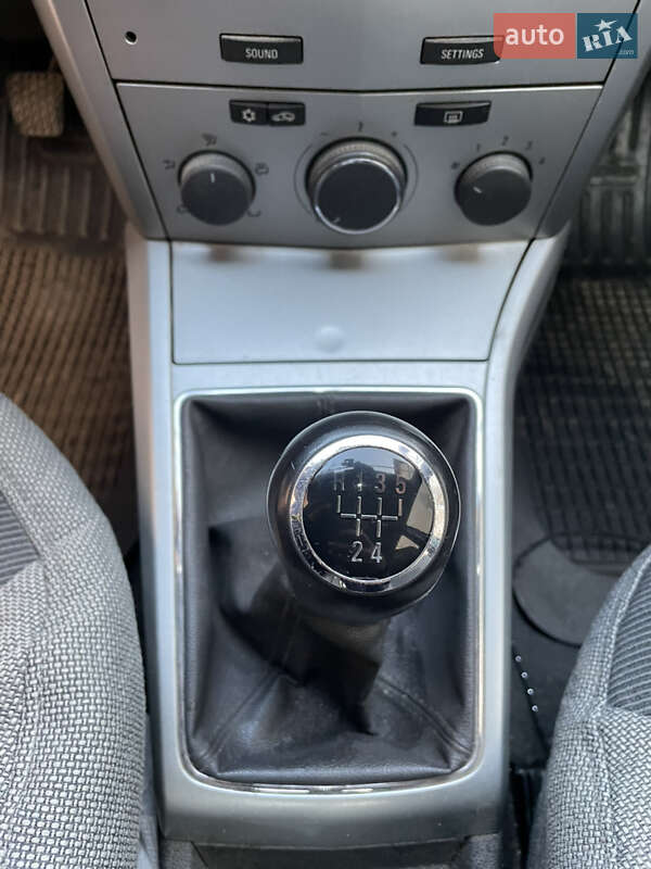 Седан Opel Astra 2011 в Іршаві