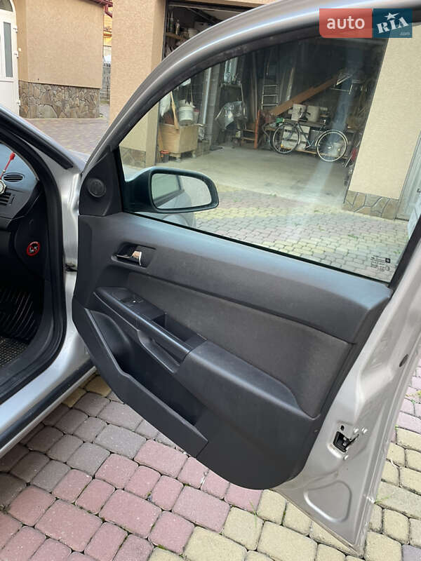 Седан Opel Astra 2011 в Іршаві