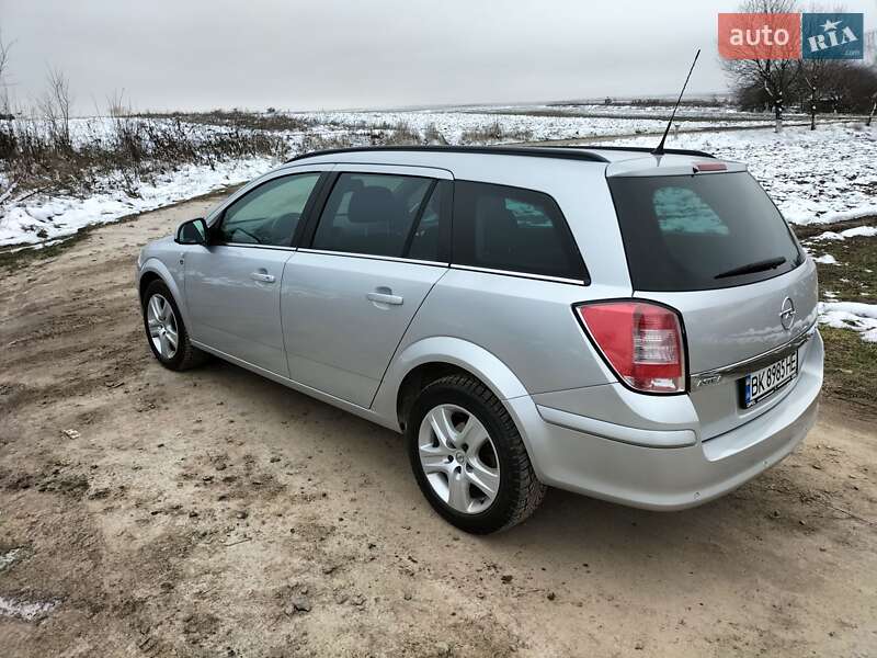 Универсал Opel Astra 2010 в Ровно