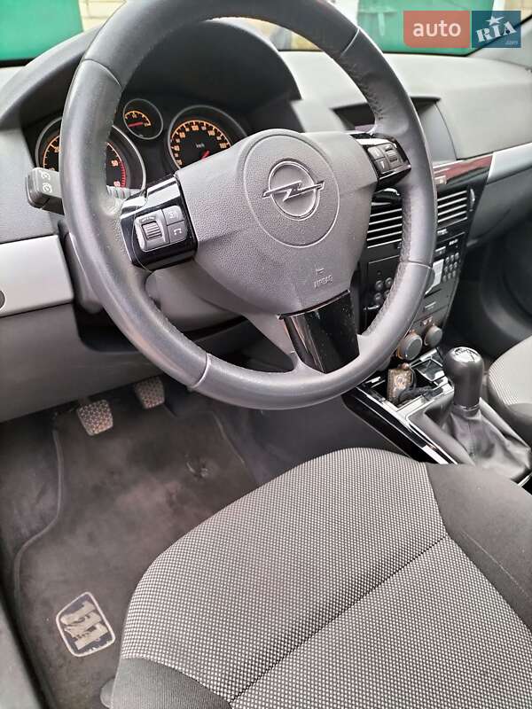 Универсал Opel Astra 2010 в Ровно