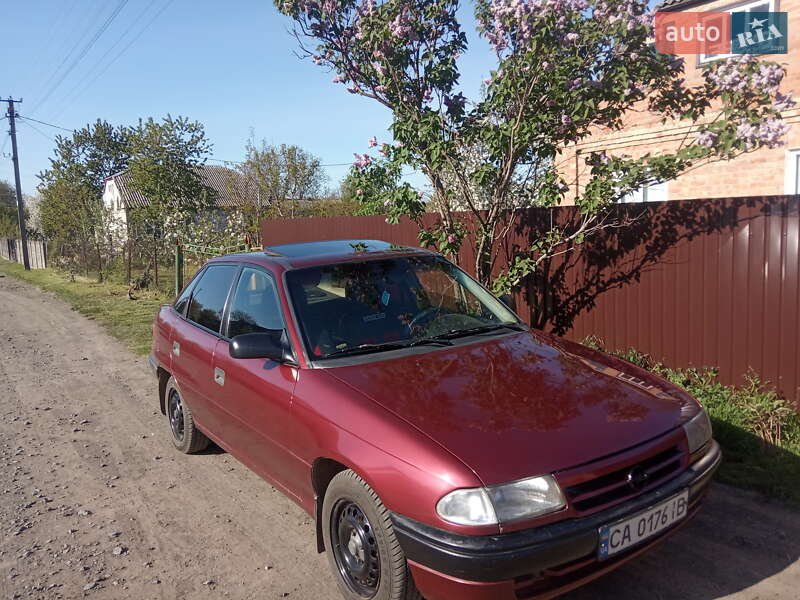 Седан Opel Astra 1993 в Городище