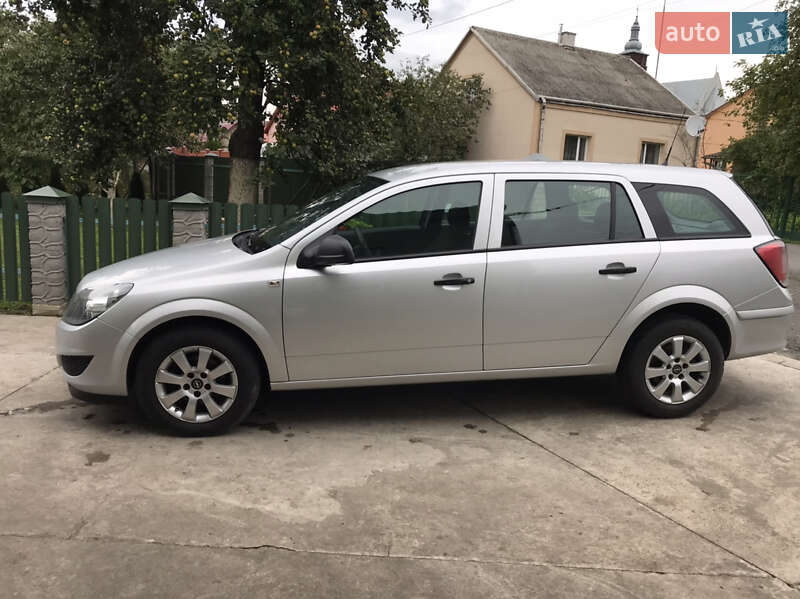 Универсал Opel Astra 2011 в Львове