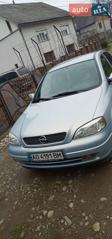 Седан Opel Astra 2004 в Тячеві
