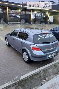Хэтчбек Opel Astra 2004 в Новояворовске