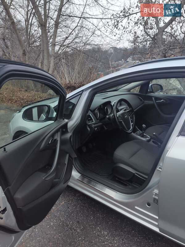 Универсал Opel Astra 2015 в Чернигове