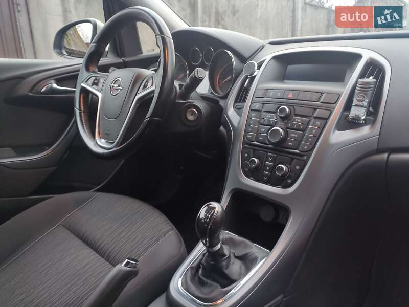 Универсал Opel Astra 2015 в Чернигове