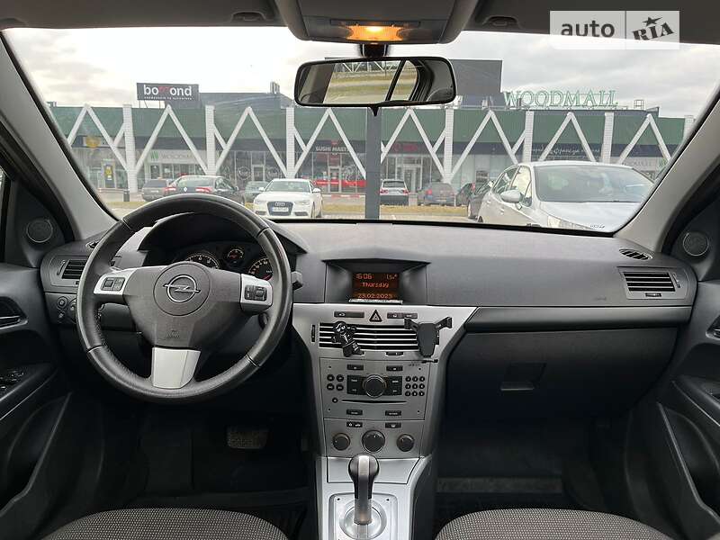 Седан Opel Astra 2014 в Хмельницком
