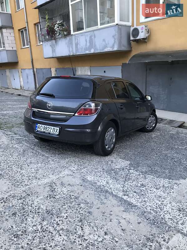 Хэтчбек Opel Astra 2012 в Ужгороде