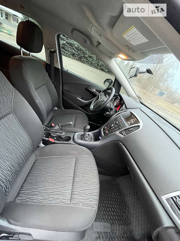 Универсал Opel Astra 2013 в Чернигове