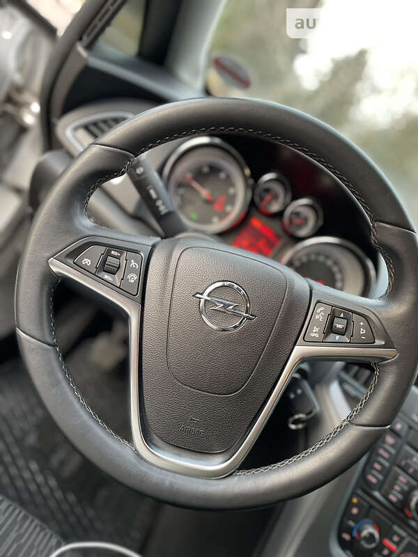 Универсал Opel Astra 2013 в Чернигове