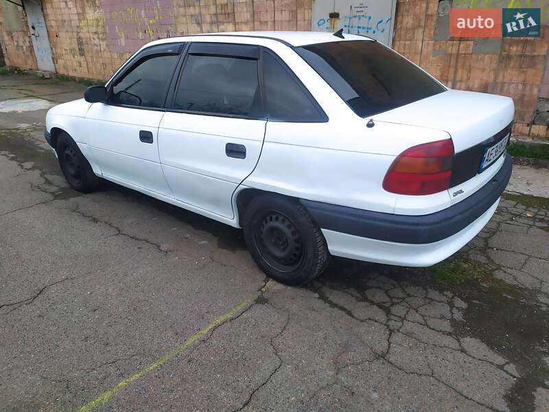 Седан Opel Astra 1994 в Кам'янському