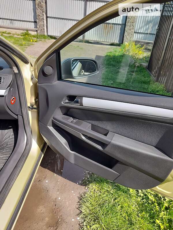 Універсал Opel Astra 2005 в Нововолинську