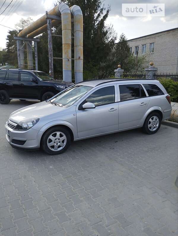 Універсал Opel Astra 2005 в Новояворівську