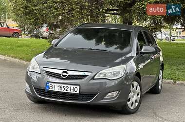 Универсал Opel Astra 2012 в Полтаве