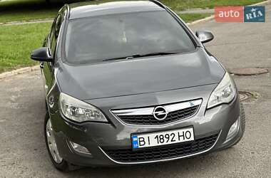 Универсал Opel Astra 2012 в Полтаве