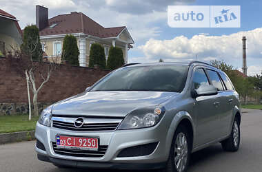 Універсал Opel Astra 2010 в Рівному