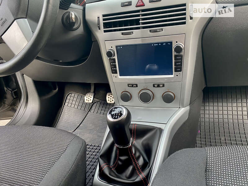 Купе Opel Astra 2006 в Киеве